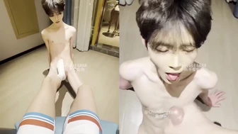 The little fish doesn’t like to eat fish – the cock is stepped on and penetrated hard by the fierce master’s father