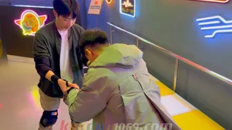 [OF] VEGAN TWINK x GorGor_Gao 看到可愛弟弟不太會滑就去教他一下